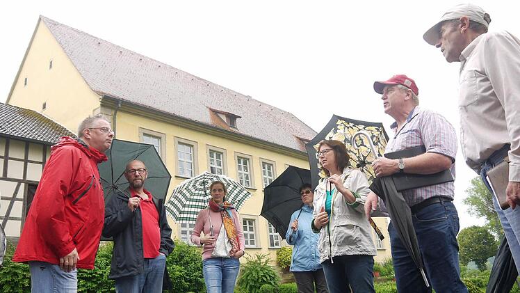 Schlussbesprechung im Schlosshof Lahm Foto: Berthold Köhler