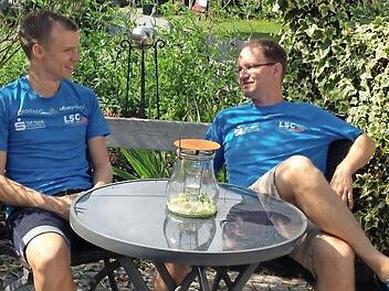 Martin Grau (li.) würde lieber laufen anstatt in der Sonne zu sitzen. Körperliche Probleme zwingen den Biengartener aber zum vorzeitigen Abbruch seiner Wettkampf-Saison.  Foto: Daniel Ruppert