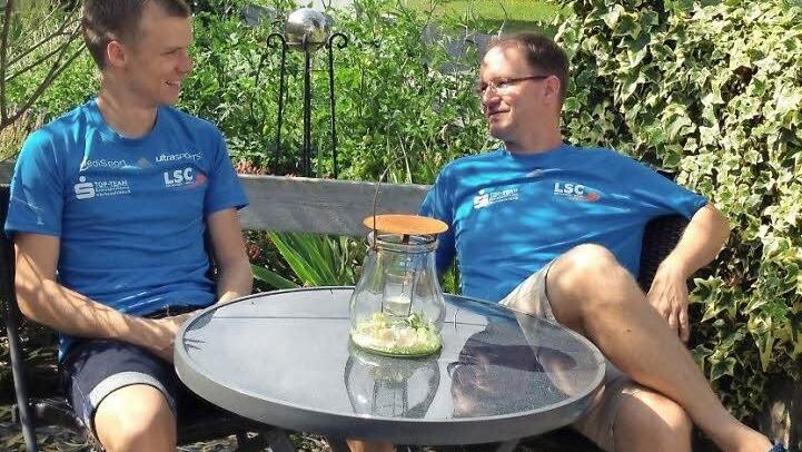 Martin Grau (li.) würde lieber laufen anstatt in der Sonne zu sitzen. Körperliche Probleme zwingen den Biengartener aber zum vorzeitigen Abbruch seiner Wettkampf-Saison.  Foto: Daniel Ruppert