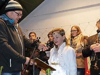 Samira Berg sprach beim Wartenfelser Weihnachtsmarkt den Prolog des Christkindes. Foto: Klaus-Peter Wulf