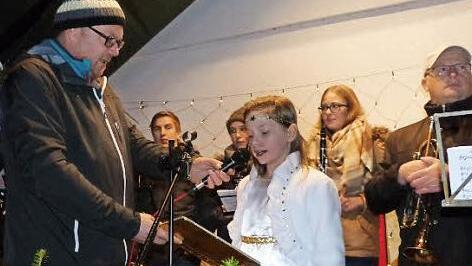 Samira Berg sprach beim Wartenfelser Weihnachtsmarkt den Prolog des Christkindes. Foto: Klaus-Peter Wulf
