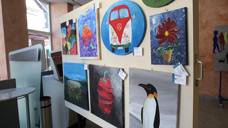 Viele der gezeigten Werke - hier in der Sparkasse - kann man kaufen.  Foto: Richard Sänger