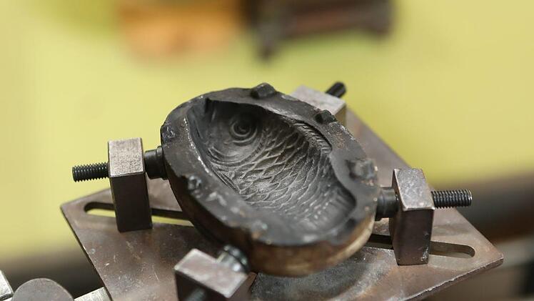 In diese Form muss die Glasbläserin das heiße Material bringen. Foto: Barbara Herbst