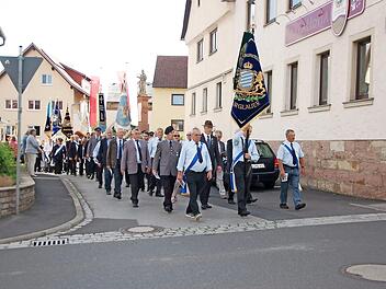 Ein imponierendes Bild bot die diesjährige Friedenswallfahrt des Bayerischen Soldatenbundes (Kreisverband Rhön Grabfeld) in Burglauer, an der sich weit über 20 Fahnenabordnungen von Kameradschaften und der örtlichen Vereine beteiligten.  Foto: Manfred Mellenthin