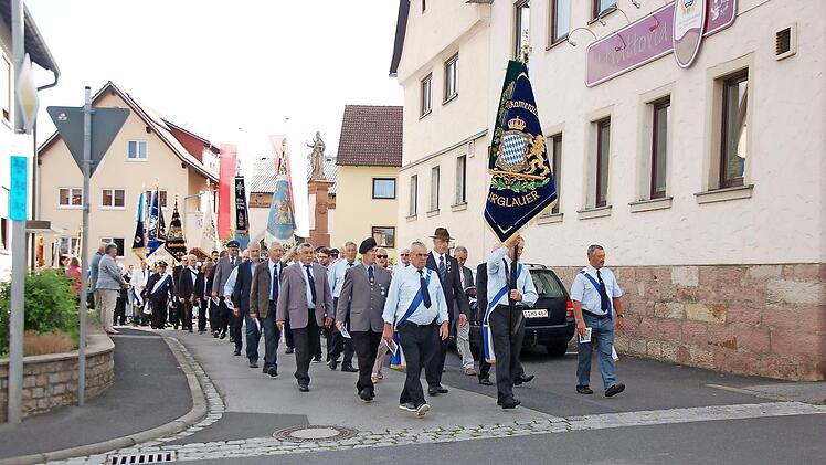 Ein imponierendes Bild bot die diesjährige Friedenswallfahrt des Bayerischen Soldatenbundes (Kreisverband Rhön Grabfeld) in Burglauer, an der sich weit über 20 Fahnenabordnungen von Kameradschaften und der örtlichen Vereine beteiligten.  Foto: Manfred Mellenthin