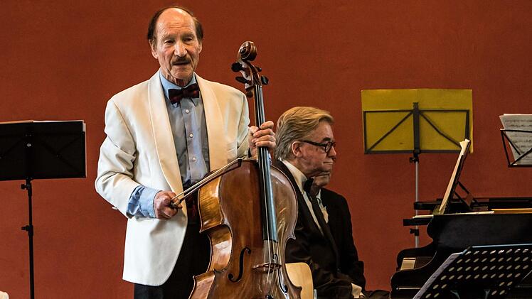 Der in Coburg aufgewachsene Cellist gestaltete ein Konzert zu seinem 80. Geburtstag im Haus Contakt. Dabei trat er als Solist gemeinsam mit dem Pianisten Hans-Dieter Bauer auf und dirigierte zudem das Collegium musicum, dessen Gründungsmitglied er 1953 war. Foto: Jochen Berger