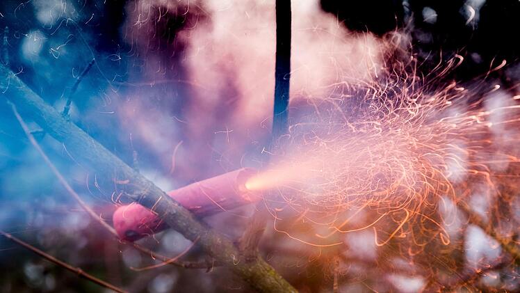 Die Lunte eines Silvesterböllers brennt am 27.12.2016 in Hannover (Niedersachsen, Langzeitbelichtung). ) Foto: Peter Steffen/dpa