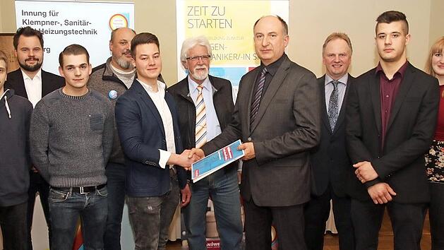 Die Firmen f&uuml;r Sanit&auml;r-, Heizungs-, und Klimatechnik im Raum Coburg bekommen Verst&auml;rkung. Sieben Junggesellen wurden jetzt freigesprochen. Eine besondere Ehrung erfuhr Alexander Schmidt (5. von links) als Pr&uuml;fungsbester. Foto: Michael Stelzner