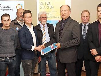 Die Firmen für Sanitär-, Heizungs-, und Klimatechnik im Raum Coburg bekommen Verstärkung. Sieben Junggesellen wurden jetzt freigesprochen. Eine besondere Ehrung erfuhr Alexander Schmidt (5. von links) als Prüfungsbester. Foto: Michael Stelzner
