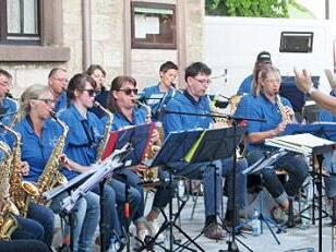Das Sax-Orchester der Bayerischen Musikakademie spielte beim Viehmarkt-Konzert. Foto: Winfried Ehling