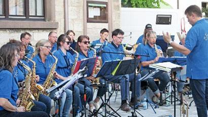 Das Sax-Orchester der Bayerischen Musikakademie spielte beim Viehmarkt-Konzert. Foto: Winfried Ehling