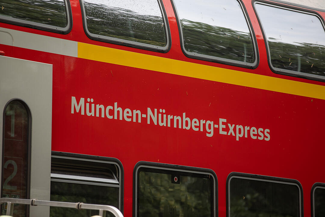 In der Nähe von Roth: Baum stürzt auf Gleise - Zugverbindung lahm gelegt