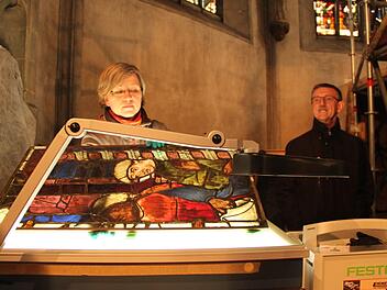 Restauratorin Steffi Wirsing-Nolte hat ein Fenstersegment auf einen Leuchttisch gebracht. Lichtquellen sind nötig, um die Verunreinigungen besser zu erkennen und reinigen zu können.Heike Beudert