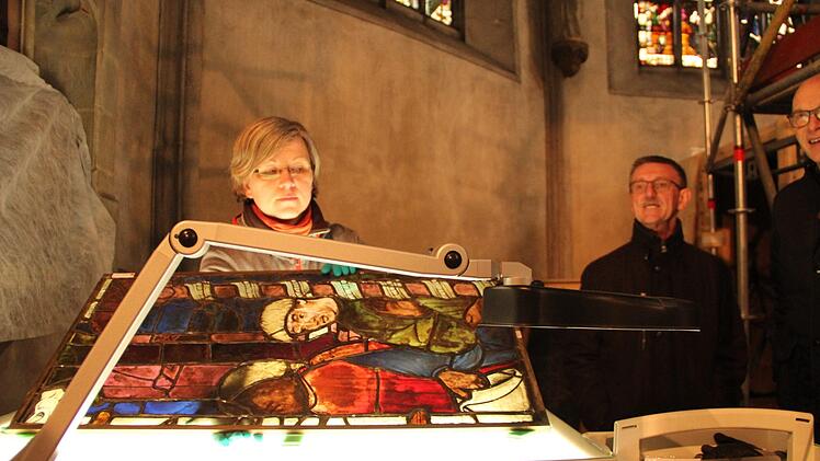 Restauratorin Steffi Wirsing-Nolte hat ein Fenstersegment auf einen Leuchttisch gebracht. Lichtquellen sind nötig, um die Verunreinigungen besser zu erkennen und reinigen zu können.Heike Beudert