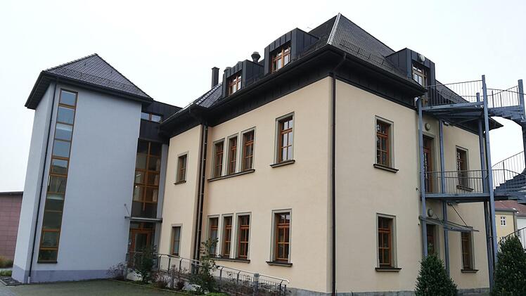 Das bestehende Übernachtungshaus des Ausbildungszentrums der Bestatter wird erweitert. Der Treppenturm wird später Verbindung zwischen Alt- und Neubau sein.Foto: Heike Beudert