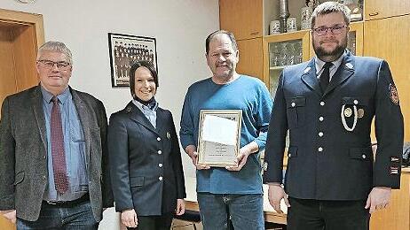 Unser Bild zeigt (von links) Bürgermeister Herwig Neumann, Vorsitzende Barbara Witzgall, Ehrenmitglied Gerd Schoberth und Kommandant Dominik Renner.