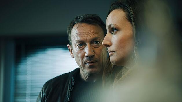 Falke (Wotan Wilke M&ouml;hring) erf&auml;hrt von seiner niederl&auml;ndischen Kollegin Lynn de Baer (Gaite Jansen), wie gro&szlig; die Probleme im Nachbarland mit der Mafia sind.