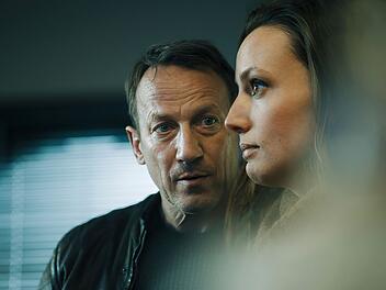 Falke (Wotan Wilke M&ouml;hring) erf&auml;hrt von seiner niederl&auml;ndischen Kollegin Lynn de Baer (Gaite Jansen), wie gro&szlig; die Probleme im Nachbarland mit der Mafia sind.