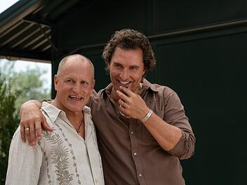 Sie lachen vor allem &uuml;ber sich selbst: Woody Harrelson (links) und Matthew McConaughey wollen bei Apple TV herausfinden, ob sie "Brothers" sind.