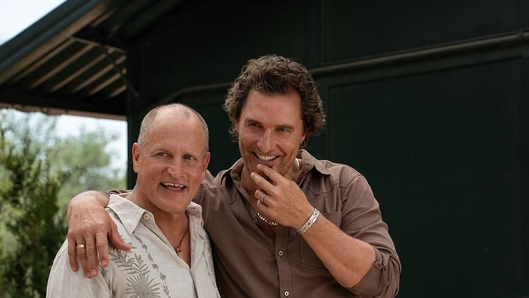 Sie lachen vor allem &uuml;ber sich selbst: Woody Harrelson (links) und Matthew McConaughey wollen bei Apple TV herausfinden, ob sie "Brothers" sind.