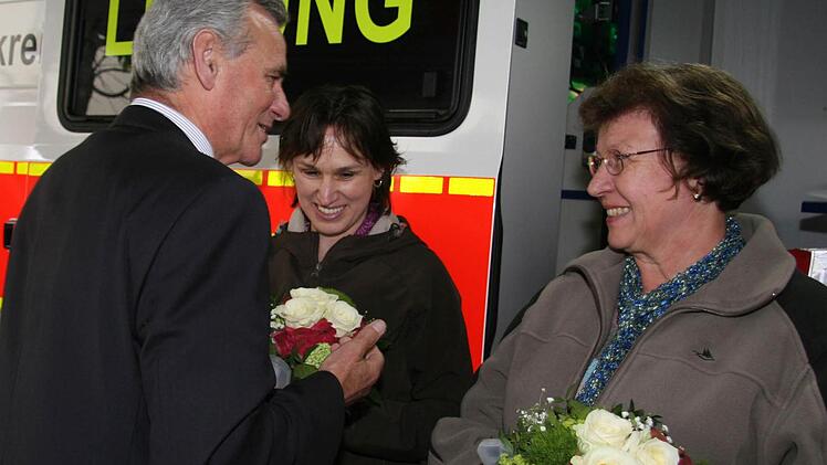 Landrat Oswald Marr ehrt Elke Müller und Lydia Hofmann (rechts) für ihre langjährige Tätigkeit als Blutspendehelferinnen.