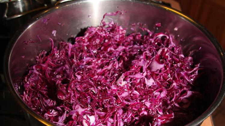 Das Blaukraut möglichst fein hobeln und in Lagen in einen Topf füllen. Dabei die einzelnen Lagen gut salzen und stampfen.