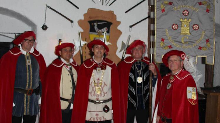 Das Kapitel (der Vorstand) der Rytterschaft zum Goldenen Turm zue Cranaha (von links): Konrad Peetz (Zeugmeister - für das Inventar verantwortlich), Joachim Wachter (Rendant - Kassierer), Sigi Mayer (Großmeyster - Vorsitzender), Walter Söhnlein (Burghauptmann, Zucht- und Knappenmeister - Lehrer für Neulinge), Michael Badura (Cantzelarius - Zweiter Vorsitzender). Es fehlt Stefan Welscher (Secretarius - Schriftführer).  Fotos: Friedwald Schedel
