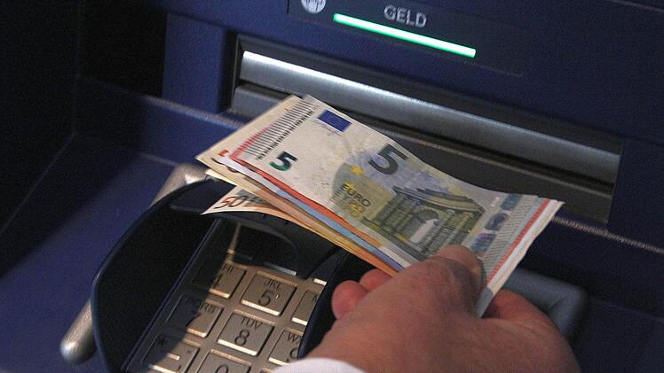 Der Bundesgerichtshof klärt, ob die Regelung für Bar-Abhebungen bei den Vereinigten Raiffeisenbanken in Ordnung ist. Foto: Josef Hofbauer