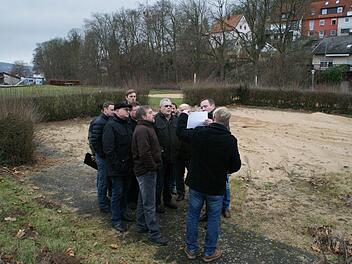 Im hinteren Bereich des Eltmanner Freibadgeländes müssen die Freisportanlagen saniert werden. Hier soll auch als neues Sportangebot an die Jugend ein Multifunktionscourt entstehen. Der Bauausschuss machte sich am Montag ein Bild von der möglichen Umsetzung. Fotos: Weinbeer