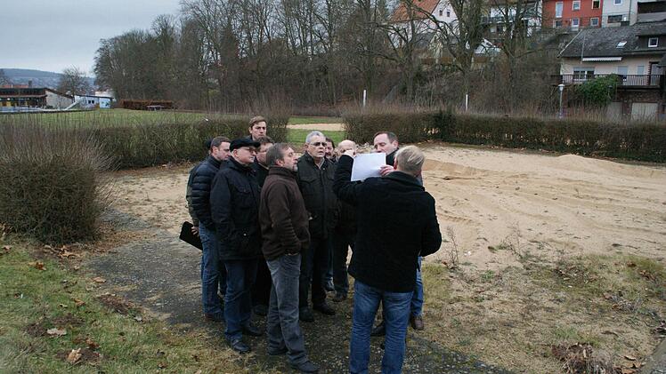 Im hinteren Bereich des Eltmanner Freibadgeländes müssen die Freisportanlagen saniert werden. Hier soll auch als neues Sportangebot an die Jugend ein Multifunktionscourt entstehen. Der Bauausschuss machte sich am Montag ein Bild von der möglichen Umsetzung. Fotos: Weinbeer