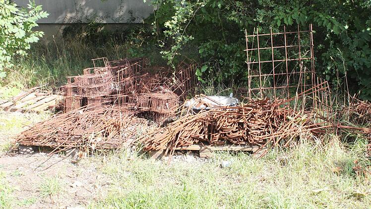 Baustahl wird am Straßenrand gelagert. Das ergibt kein schönes Bild. Foto: Popp