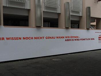 Das ist doch mal eine klare Aussage! Die städtische Wohnbau "informiert" über ihren geplanten Umzug ins ehemalige "Matzer & Worsch"-Gebäude auf der Mauer. Foto: Oliver Schmidt