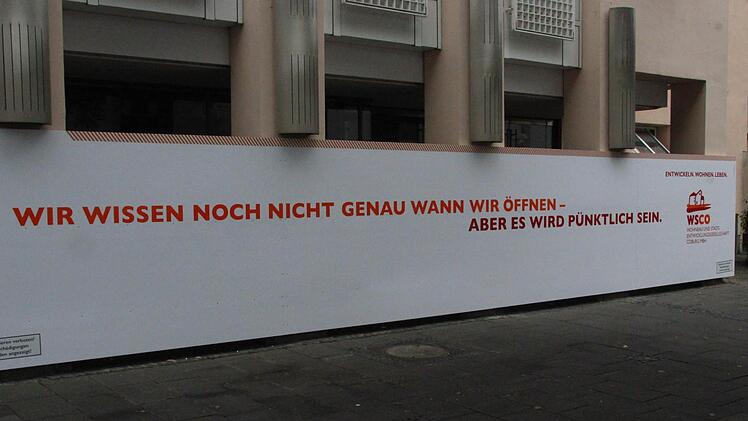 Das ist doch mal eine klare Aussage! Die städtische Wohnbau "informiert" über ihren geplanten Umzug ins ehemalige "Matzer & Worsch"-Gebäude auf der Mauer. Foto: Oliver Schmidt