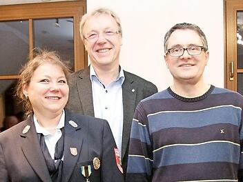 Klaus Schumann (Mitte) freute sich, dass sich Niko Drechsel und Birgit Gmeiner zur Verfügung gestellt haben. Foto: Richard Sänger