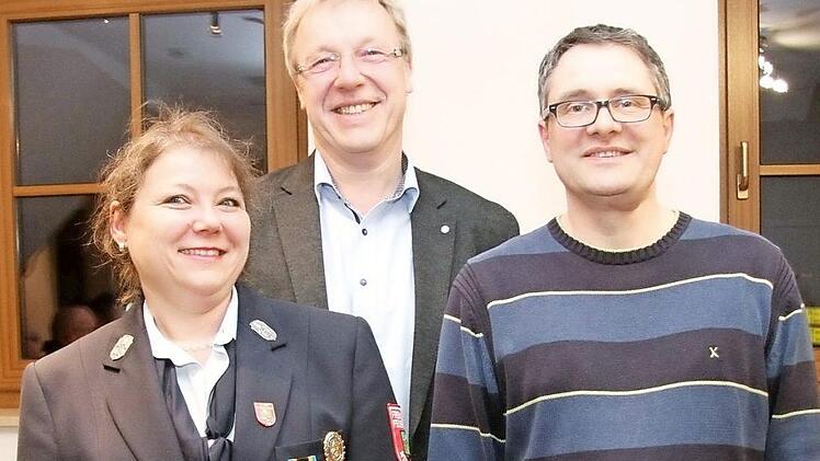 Klaus Schumann (Mitte) freute sich, dass sich Niko Drechsel und Birgit Gmeiner zur Verfügung gestellt haben. Foto: Richard Sänger