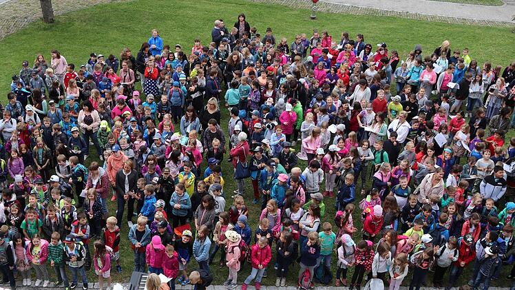 Der Park des Haßfurter Krankenhauses wurde  zum Konzertsaal. Fast 500 Grundschüler sangen  miteinander.  Marco Heumann