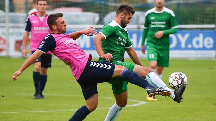 "Sie werden alles in die Waagschale werfen", sagt der Friesener Trainer Armin Eck über die SpVgg Selbitz. Das machten sie schon im Hinspiel, wie in dieser Szene Felix Strootmann (pinkes Trikot) gegen NicolaiAltwasser. Die Partie ging mit 3:1 dennoch an den SV Friesen.  Foto: Heinrich Weiß
