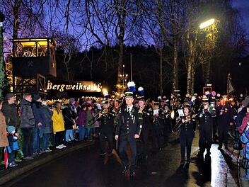 Eindrucksvoll die Bergparade anlässlich der Stockheimer Barbarafeier vor einer großen Zuschauerkulisse im Bereich des bergmännischen Weihnachtsmarktes. Für die Musik sorgte die Bergmannskapelle Stockheim. Gerd Fleischmann