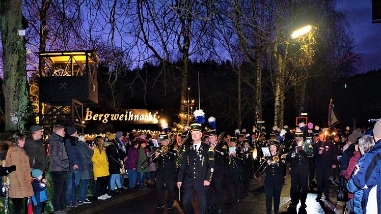 Eindrucksvoll die Bergparade anlässlich der Stockheimer Barbarafeier vor einer großen Zuschauerkulisse im Bereich des bergmännischen Weihnachtsmarktes. Für die Musik sorgte die Bergmannskapelle Stockheim. Gerd Fleischmann
