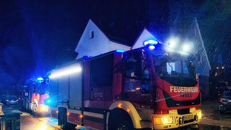 Bubenreuth: Frau gerät in Wohnung in Not - Feuerwehr rückt mit Polizei und Rettungsdienst an