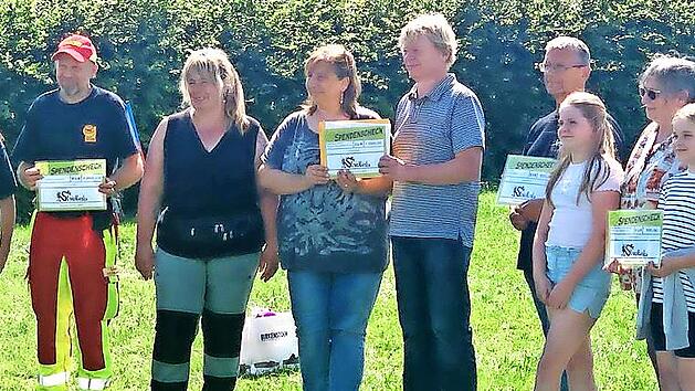 &bdquo;Strickliesl&ldquo; Petra Cibis (vierte von links) &uuml;berreichte Spenden von insgesamt 3000 Euro an das Tierheim Kronach, die ASB-Rettungsstaffel, den &bdquo;F&ouml;rderverein f&uuml;r Reiten, Tiere und Therapie&ldquo; sowie die Tiertafel Lichtenfels-Kronach.