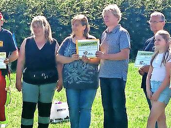 „Strickliesl“ Petra Cibis (vierte von links) überreichte Spenden von insgesamt 3000 Euro an das Tierheim Kronach, die ASB-Rettungsstaffel, den „Förderverein für Reiten, Tiere und Therapie“ sowie die Tiertafel Lichtenfels-Kronach.