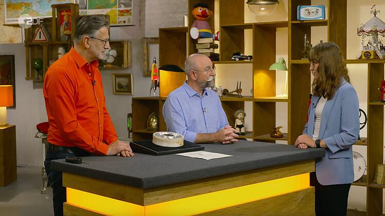 Die Verk&auml;uferin pr&auml;sentierte Horst Lichter und dem Experten Detlev K&uuml;mmel ein abgenutztes Achterbahn-Rad.