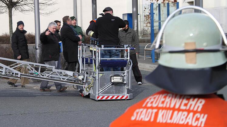 Der Mann wird zur Polizeidienststelle gebracht.