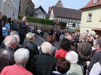 Im Hof des neuen Pfarrzentrums fanden noch alle Gäste bequem Platz. In den Räumen wurde es bei der Feier dann allerdings eng. Fotos: Katharina Becht