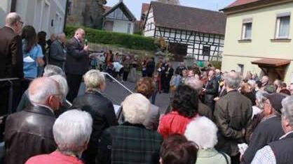 Im Hof des neuen Pfarrzentrums fanden noch alle Gäste bequem Platz. In den Räumen wurde es bei der Feier dann allerdings eng. Fotos: Katharina Becht