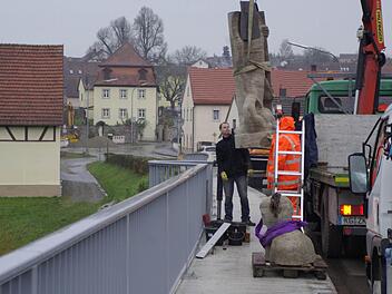 Maßarbeit war angesagt beim Zusammenfügen des baumelnden Rumpfteils mit dem Sockel. Foto: Winfried Ehling