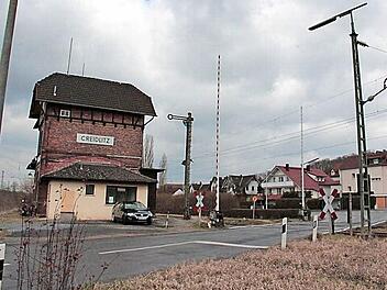Der Übergang, wie er sich heute darstellt (oben) und die Planung für die Unterführung (rechts). Am Bahnhof sollen dann auch Park & Ride-Parkplätze eingerichtet werden. Foto: Simone Bastian, Grafik: Michael Beetz