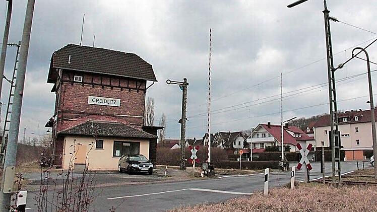 Der Übergang, wie er sich heute darstellt (oben) und die Planung für die Unterführung (rechts). Am Bahnhof sollen dann auch Park & Ride-Parkplätze eingerichtet werden. Foto: Simone Bastian, Grafik: Michael Beetz