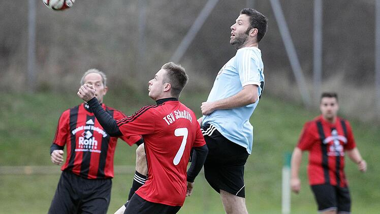 Andreas Altenfeld (l.) im Kopfballduell mit dem Giecger Christian Vogt